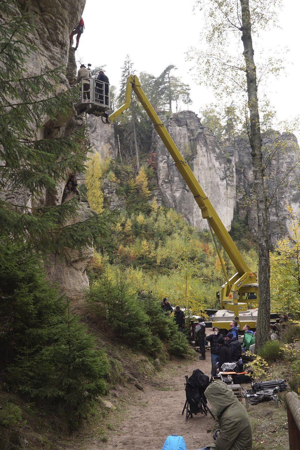 Natáčení filmu Tenkrát v ráji: Terén mezi skalami byl komplikovaný pro techniku i pohyb štábu.