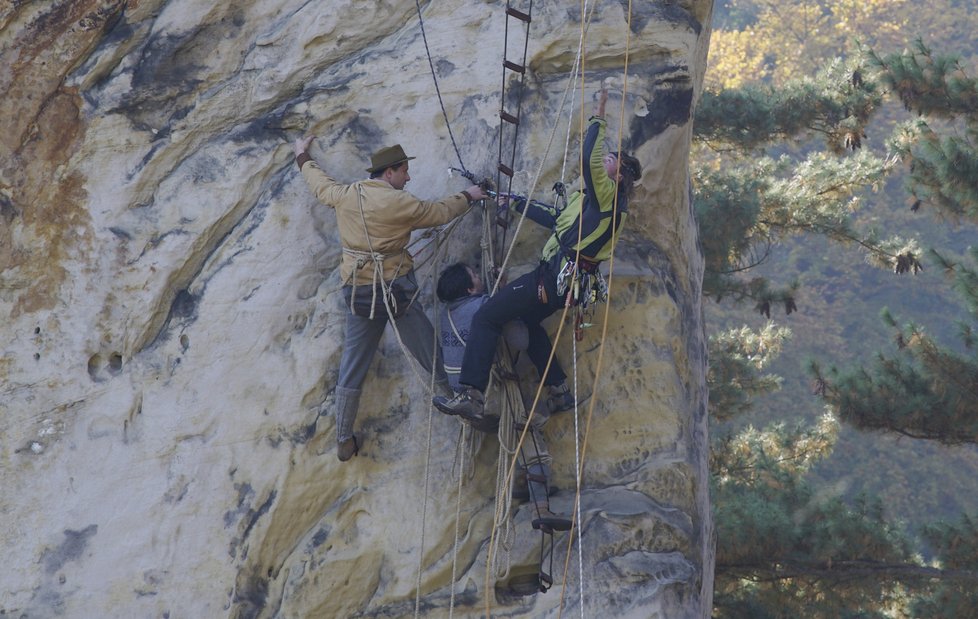Natáčení filmu Tenkrát v ráji: Herci byli při lezení jištěni speciálními lany.