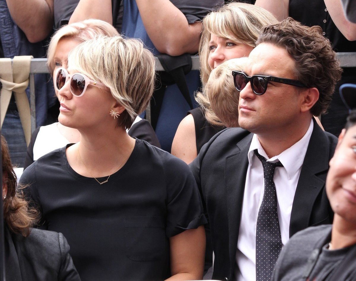 Ceremoniálu se zúčastnili Johnny Galecki a Kaley Cuoco