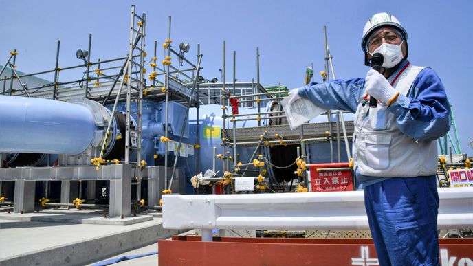 Zaměstnanec společnosti TEPCO vysvětluje proces vypouštění vody z Fukušimské elektrárny