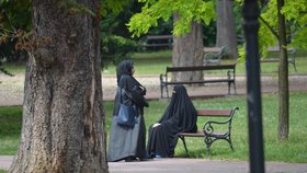Arabské ženy posedávají v parcích.