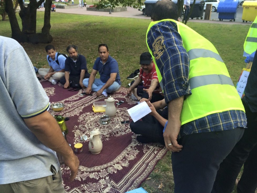 Uklízecí četa zároveň upozorňovala piknikující Araby, jak udržovat pořádek.