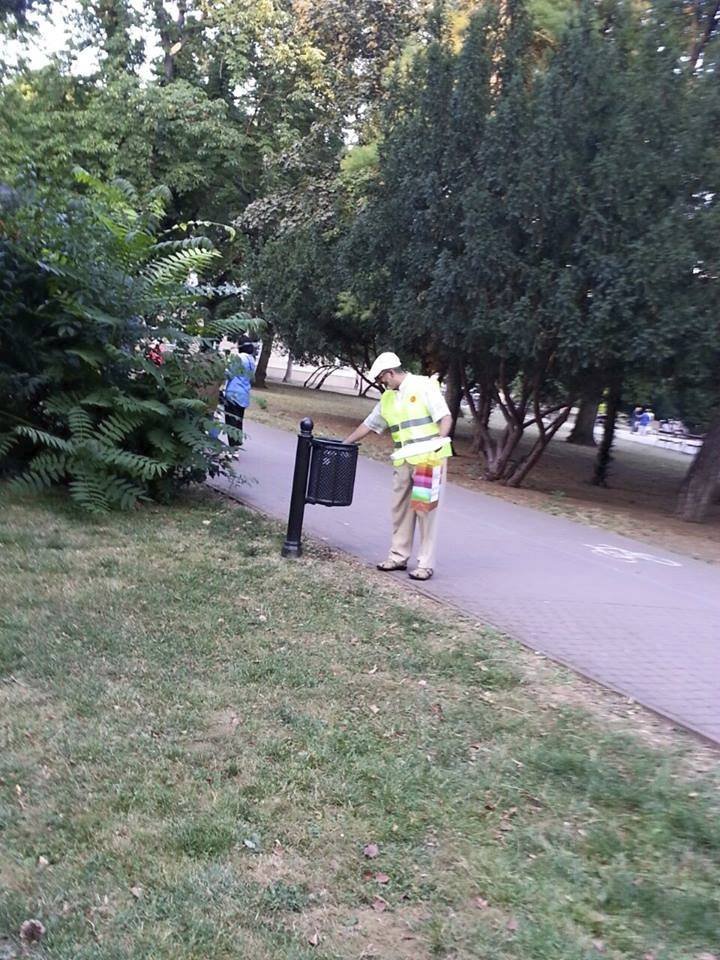 Arabové se v reakci na spory o tom, že prý v Šanovském parku tropí nepořádek, vydali v Teplicích uklízet.