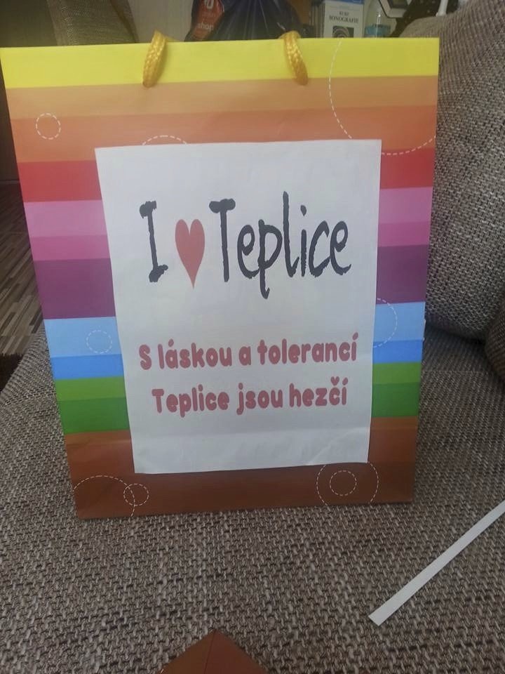 Odpadky se sbíraly do tašek s pozitivním nápisem...