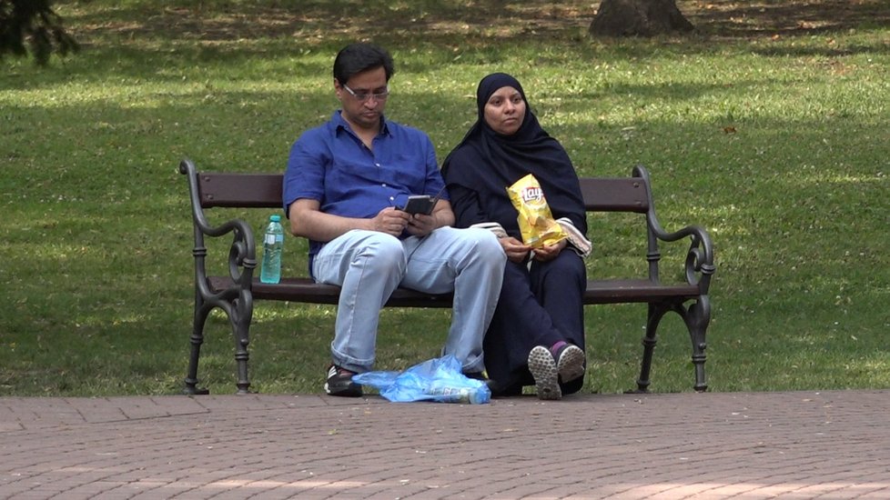 Arabové odpoledne například sedí na lavičce a svačí.
