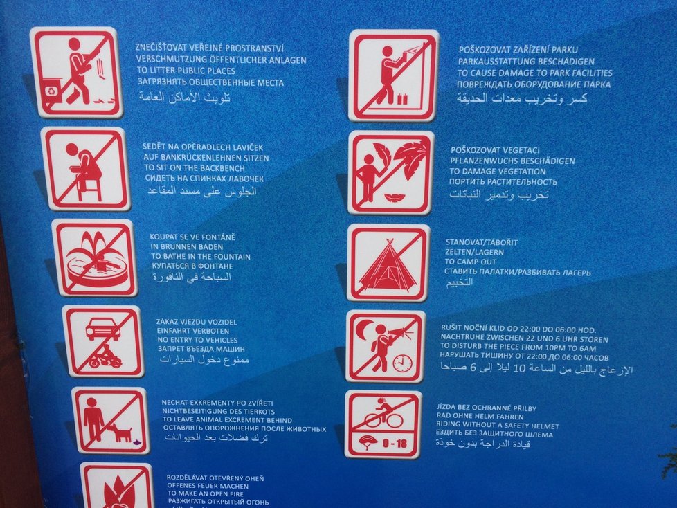 U vstupu do parku stojí cedule s radami, jak se chovat. Napsané jsou i v arabštině.