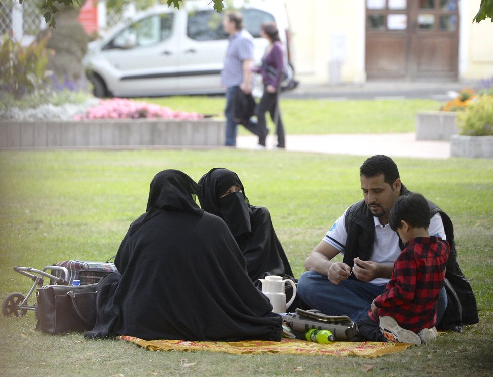 Muslimové v Teplicích: Rozruch vzbudil nepořádek, který po sobě zanechávali.