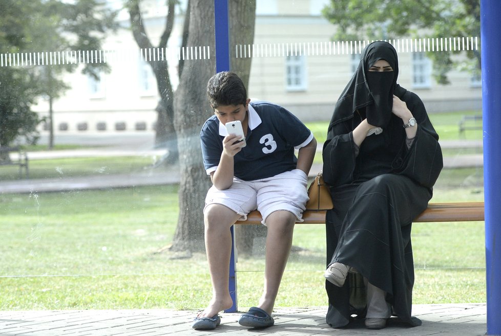 Ženy v burce už patří ke koloritu Teplic. Zastupitelé ale chtějí, aby si muslimky odkryly tvář.