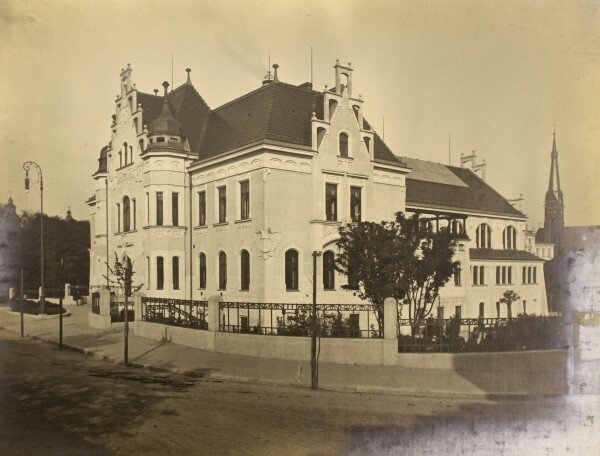 Městské lázně Teplice krátce po dostavbě 1908.