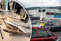 Šok v teplickém obchoďáku: Na zákaznici se zřítil strop!