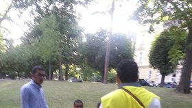 Arabové se pustili do úklidu parku v Teplicích.