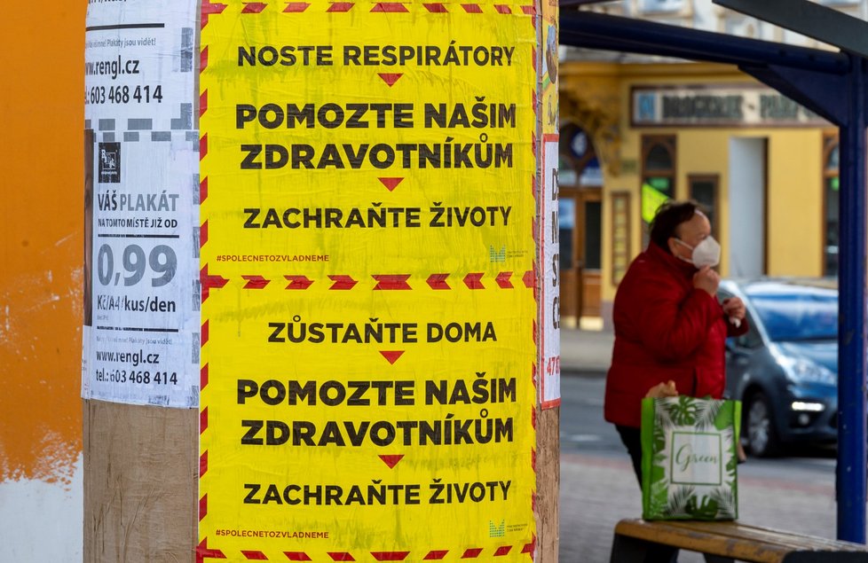 Plakáty vyzívající k pomoci zdravotníkům v centru Teplic (27. 2. 2021)