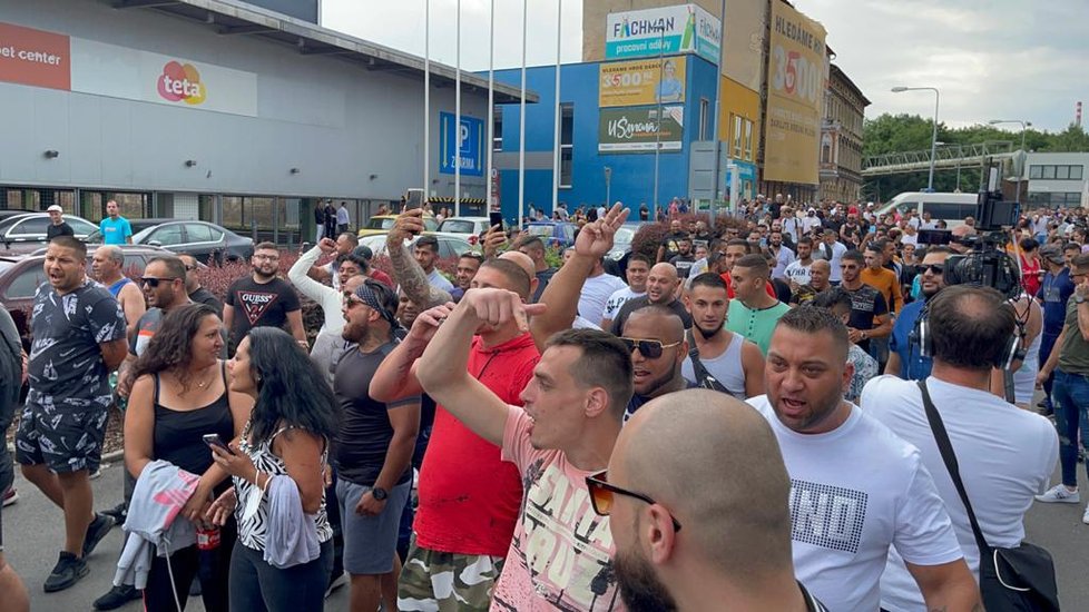 Po ukončení shromáždění zamířili protestující k policejní stanici.