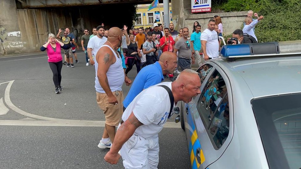 Po ukončení shromáždění zamířili protestující k policejní stanici.