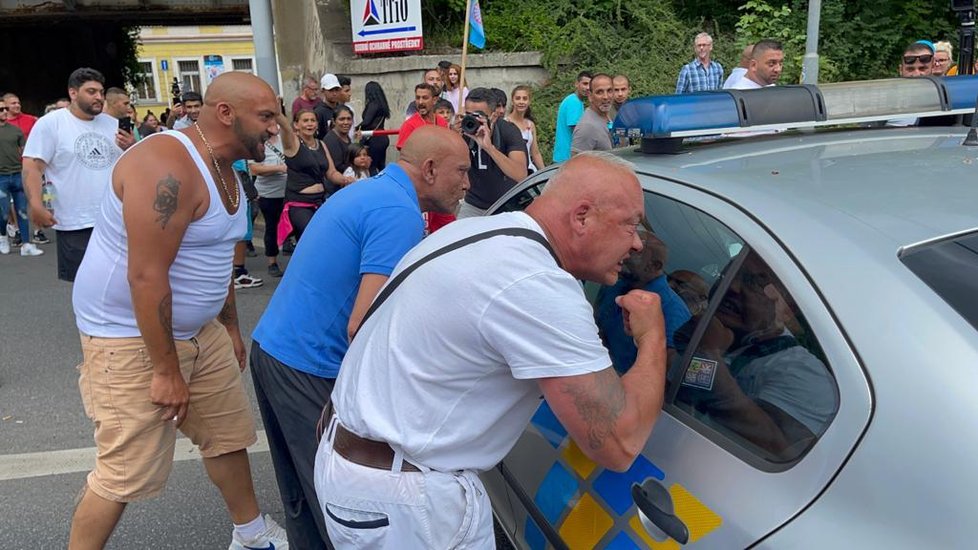 Po ukončení shromáždění zamířili protestující k policejní stanici.