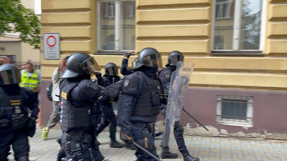 Po ukončení shromáždění zamířili protestující k policejní stanici.