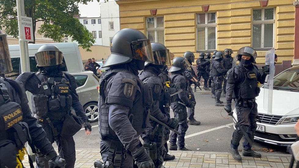 Po ukončení shromáždění zamířili protestující k policejní stanici.