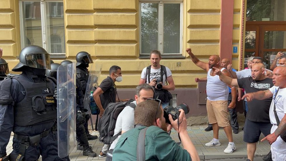 Po ukončení shromáždění zamířili protestující k policejní stanici.