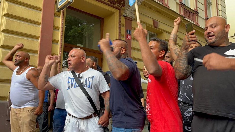 Po ukončení shromáždění zamířili protestující k policejní stanici.