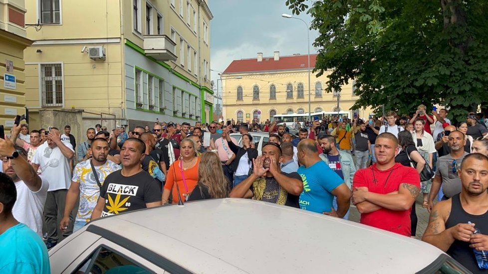 Po ukončení shromáždění zamířili protestující k policejní stanici.