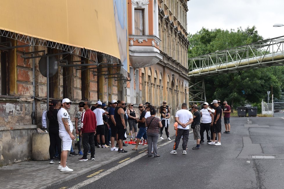 Na místě, kde došlo k zásahu proti Stanislavovi T., vzniklo improvizované pietní místo, kde se začali scházet lidé. Přinesli svíčky a Stanislavovu fotografii.