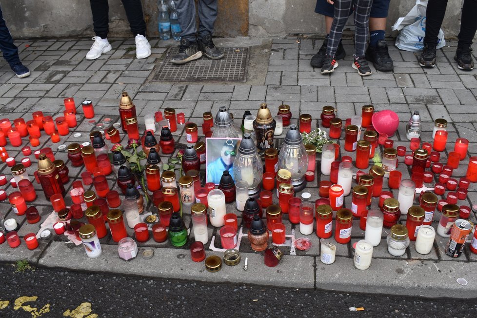 Na místě, kde došlo k zásahu proti Stanislavovi T., vzniklo improvizované pietní místo, kde se začali scházet lidé. Přinesli svíčky a Stanislavovu fotografii.