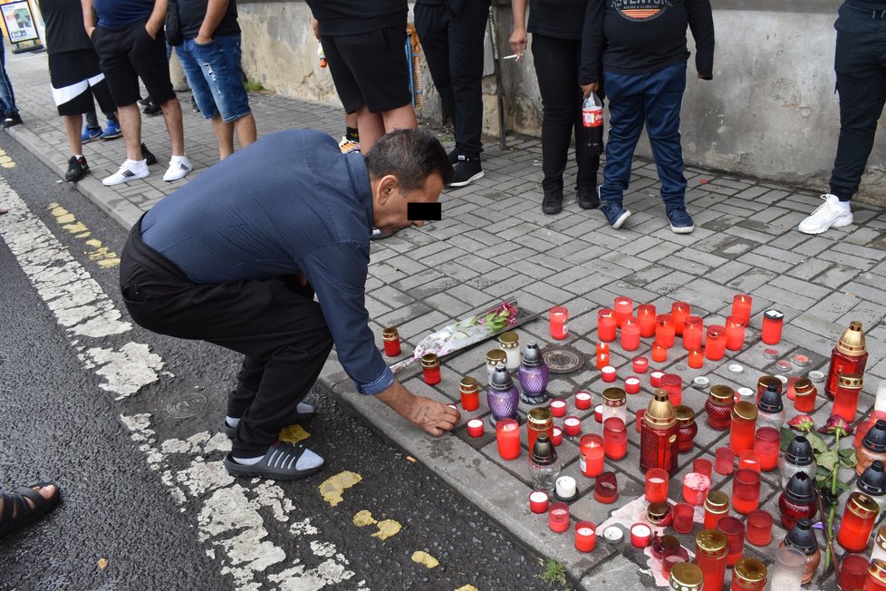 Na místě, kde došlo k zásahu proti Stanislavovi T., vzniklo improvizované pietní místo, kde se začali scházet lidé. Přinesli svíčky a Stanislavovu fotografii.