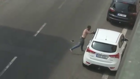 Záběry z videa ukazují, jak agresivně se zemřelý muž v Teplicích choval před svým zatčením.
