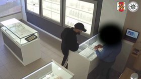 Nešikovní zloději se pokoušeli vykrást zlatnictví v Teplicích