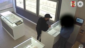Nešikovní zloději se pokoušeli vykrást zlatnictví v Teplicích