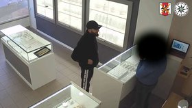 Nešikovní zloději se pokoušeli vykrást zlatnictví v Teplicích
