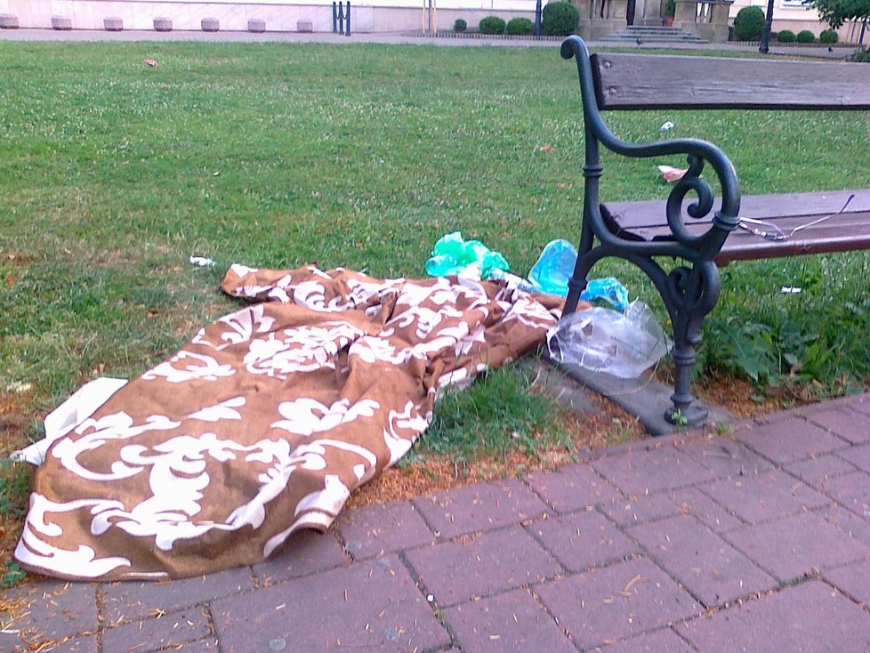 Každé ráno se město topilo v odpadcích, úklidová služba se snažila vše odklidit dřív, než se Tepličané probudili.