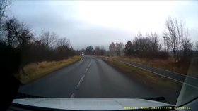 Řidič nákladního auta předjížděl přes plnou čáru a málem se srazil s protijedoucím vozem. (16. 11 . 2021)