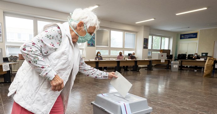 Na Teplicku se konaly doplňovací volby do Senátu. O mandát po Jaroslavu Kuberovi usilovalo devět kandidátů. (5.6.2020)