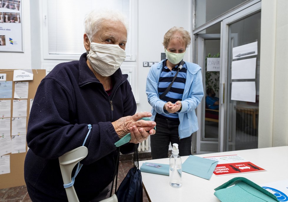 Na Teplicku se konaly doplňovací volby do Senátu. O mandát po Jaroslavu Kuberovi usilovalo devět kandidátů. (5.6.2020)