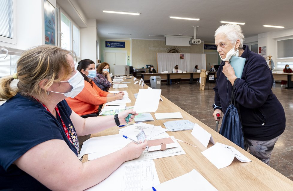 Na Teplicku se konaly doplňovací volby do Senátu. O mandát po Jaroslavu Kuberovi usiluje devět kandidátů. (5.6.2020)