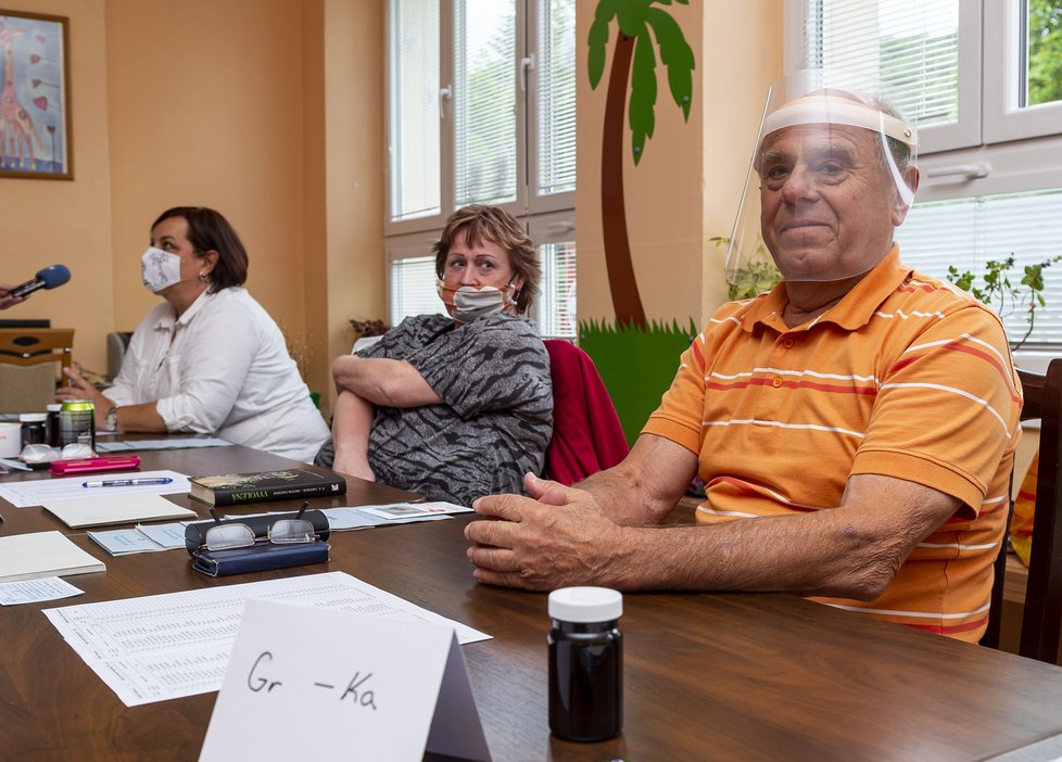 Na Teplicku se konaly doplňovací volby do Senátu. O mandát po Jaroslavu Kuberovi usilovalo devět kandidátů. (5.6.2020)