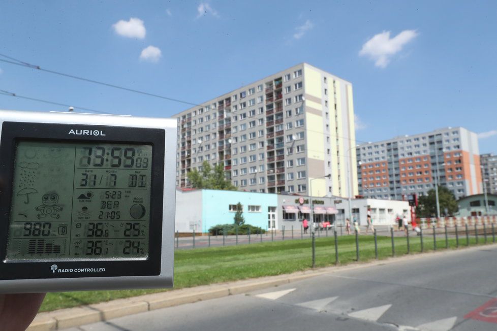 36 °C jsme naměřili na sídlišti v pražských Řepích. K subjektivnímu dojmu o vyšší teplotě pomáhá fakt, že se na sídlišti vzduch prakticky nehne. Vozovka je rozpálená na 60 °C, chodník má jen o 5 stupňů méně. Keře stojící opodál vykázaly hodnotu 45 °C pod přímým slunečním světlem.