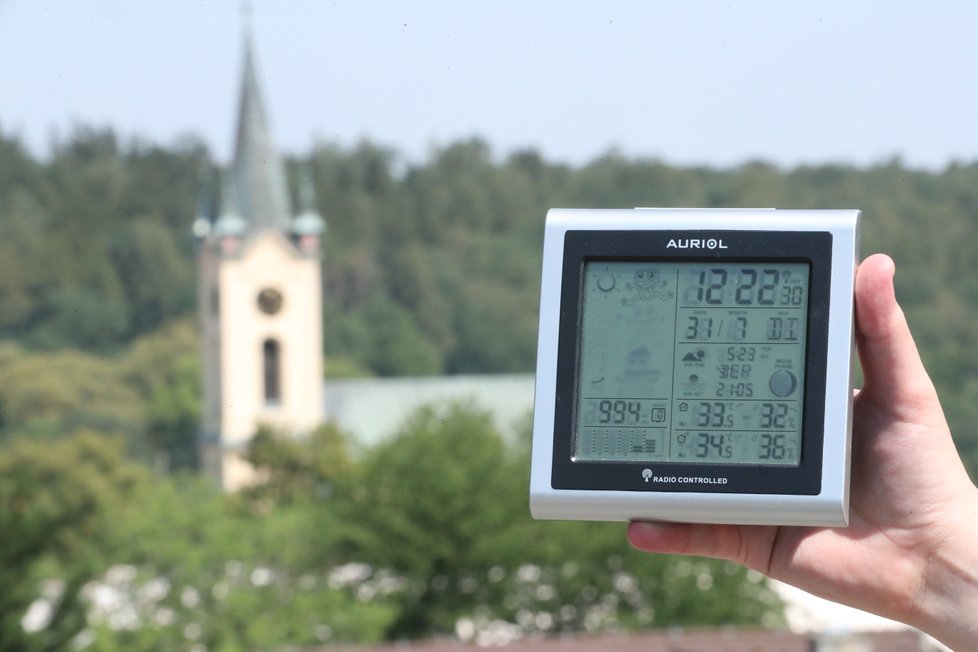 V pravé poledne to v Nebušicích pálilo ostošest. Mimo centrum jsme přesto naměřili 34,5 °C, což je méně než v centru Prahy.