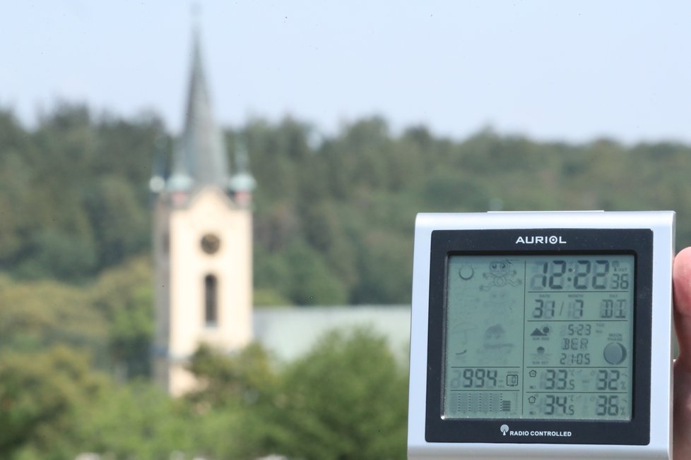 V pravé poledne to v Nebušicích pálilo ostošest. Mimo centrum jsme přesto naměřili 34,5 °C, což je méně než v centru Prahy.