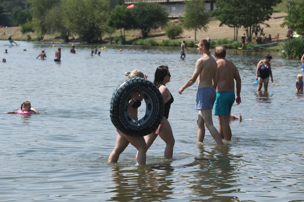 Jak moc rozpálí sluníčko povrchy, po kterých se pohybujeme? Voda ve Džbánu je teplá 34 °C, travnatá plocha poblíž vody má 45 °C, zatímco opodál už je rozpálená na 60 °C. Písek na sportovních hřištích se pohybuje okolo 50 °C.