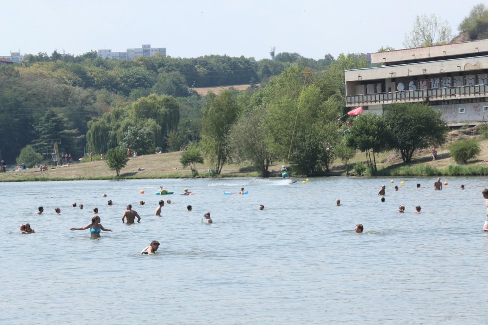 Přírodní koupaliště Džbán je rekreačním útočištěm mnohých, kteří se chtějí přes parné dny svlažit a ochladit.