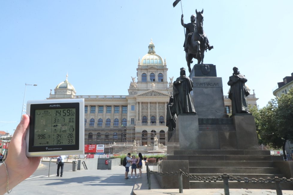 V centru hlavního města také není nejpříjemněji. Horko sálá z prohřátých chodníků či domů. Jen podstavec sv. Václava a chodník okolo je rozpálený na 60 °C.