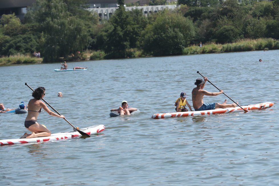 Přírodní koupaliště Džbán je rekreačním útočištěm mnohých, kteří se chtějí přes parné dny svlažit a ochladit.