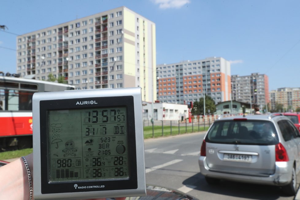 36 °C jsme naměřili na sídlišti v pražských Řepích. K subjektivnímu dojmu o vyšší teplotě pomáhá fakt, že se na sídlišti vzduch prakticky nehne.