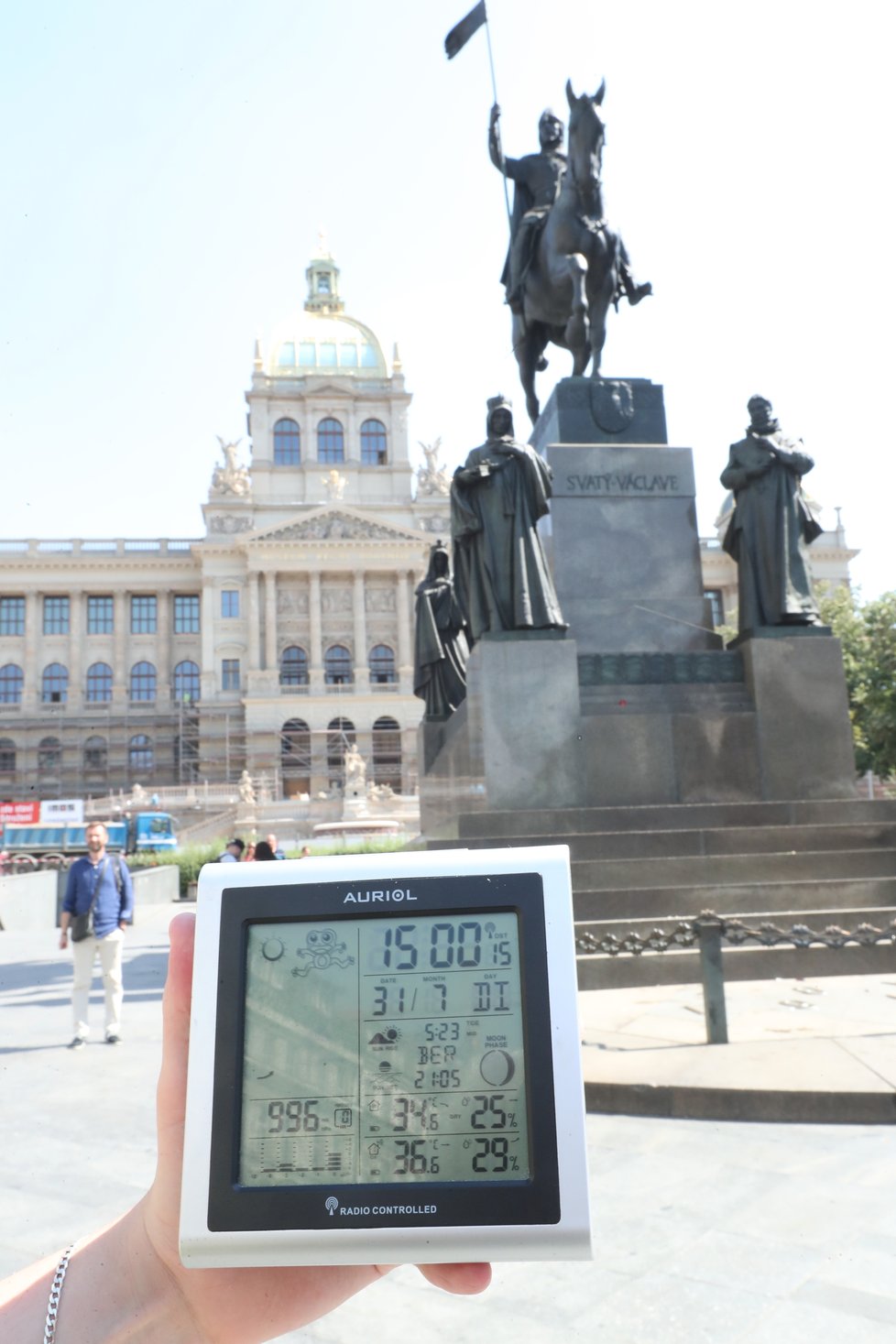 V centru hlavního města také není nejpříjemněji. Horko sálá z prohřátých chodníků či domů. Teplota se tam za parného dne pohybuje okolo 37 °C.