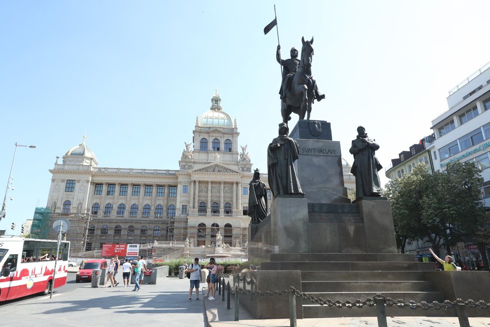 V centru hlavního města také není nejpříjemněji. Horko sálá z prohřátých chodníků či domů. Teplota se tam za parného dne pohybuje okolo 37 °C.