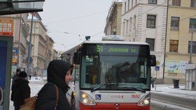 Desetiletému chlapci přejel v Praze autobus nohu na přechodu pro chodce