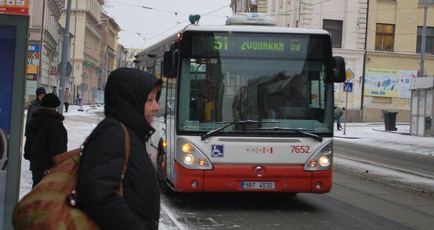 Autobus v Praze přejel nohu desetiletému chlapci. (ilustrační foto)