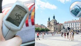 Vedro v Praze: Na sedačce v tramvaji 45 stupňů, na Staromáku přes padesát.